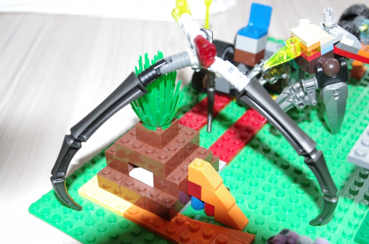 LEGO MOC - Инопланетная жизнь - Инопланетная жизнь: Паук, охраняющий свое гнездо в скале. Он любит очень высокие температуры и постоил гнездо в действующем вулкане.