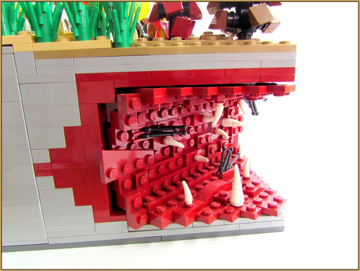 LEGO MOC - Инопланетная жизнь - Синтия: планета песка и леса.: Сама Синтия с первого взгляда сухая планета. на которой практически отсутствуют водоемы. От чего же на ней развилась столь бурная и разнообразная жизнь? Все дело в подводных водах. Их трубы-русла иссекают всю планету близко к поверхности густой сетью, а обитающие в них моллюски выделяют красноватое вещество, которое пропитывает почву и разносится водой, служащее прекрасным удобрением для буйной флоры.<br />
<br />
