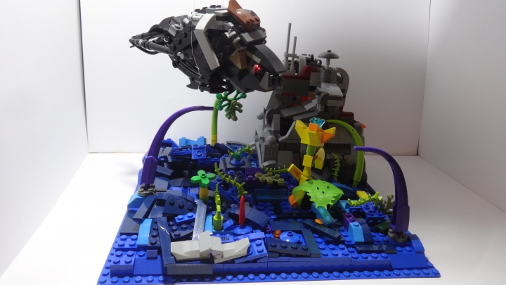 LEGO MOC - Инопланетная жизнь - Кусочек жизни на планете Скаардж: Вот общий план моей работы, на ней изображен технокомуникационный игно-билио завод, необычная растительность на синей почве и Кутпрат парящий в воздухе.
