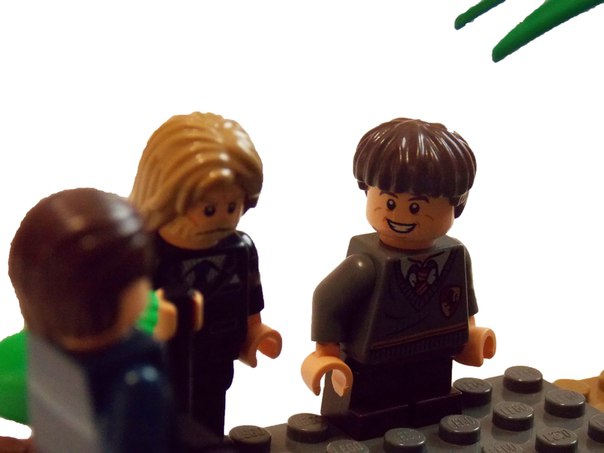 LEGO MOC - Joy and Sadness of Great Victory - 'Мало кто помнит этот дом...': -Дедушка,а почему мы не пошли на парад!Я так хотел посмотреть на танки!Что мы забыли около этого дома?<br />
-Я давно хотел привести тебя,но ты был маленький.Теперь поймешь,зачем мы тут.