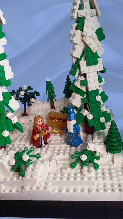 LEGO MOC - Russian Tales' Wonders - Морозко: Мороз пришёл совсем не по душу, он принёс красной девушке сундук высокий да тяжёлый, полный всякого приданого. Уселась она в шубочке на сундучке, такая весёленькая, такая хорошенькая! Опять пришёл Мороз красный нос, попрыгивает-поскакивает, на красную девушку поглядывает. Она его приветила, а он ей подарил платье, шитое и серебром и золотом. Надела она и стала какая красавица, какая нарядница! Сидит и песенки попевает.