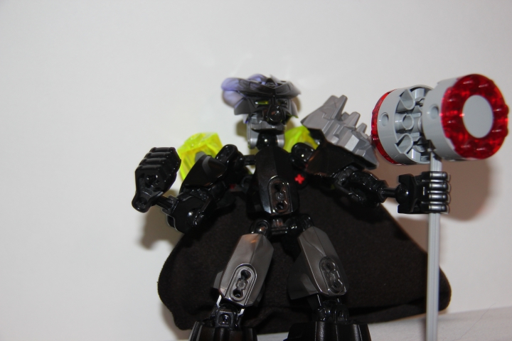 LEGO MOC - Battle of the Masters 2016 - Комно, житель Окото.: Там Макута дал ему растение силы, которое надо съесть, и закрепил у него на плече броню из Окоцита (камня, который добывали на острове).