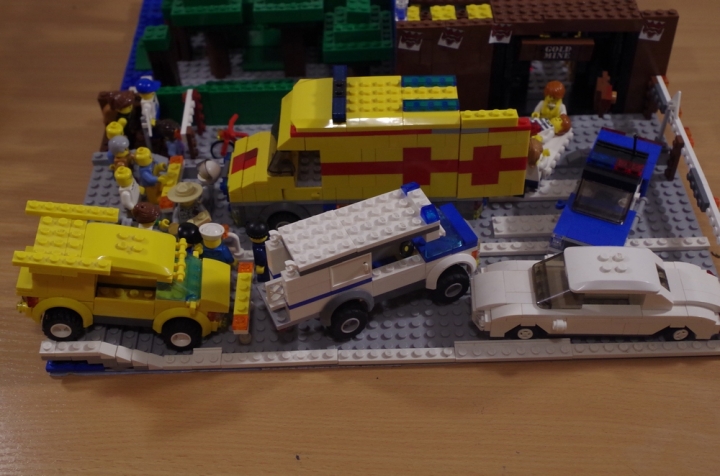 LEGO MOC - Detective Contest - Убийство и кража в спортбаре 'Шахта золота' на конце города.: Дорога напротив спортбара.