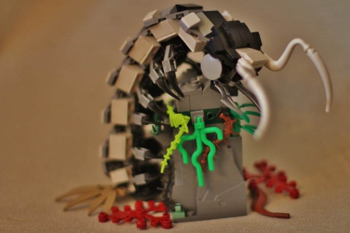 LEGO MOC - Fantastic Beasts And Who Dreams Of Them - Буйволиный Кракс: Кракс читает прошлое камушка.