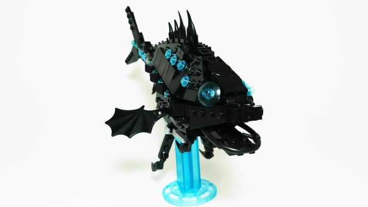 LEGO MOC - Fantastic Beasts And Who Dreams Of Them - Cryptopalus lustrum: Ещё одной удивительной адаптацией к пересыханию оказалась способность полуночников откладывать необычные икринки. Так, в стабильном водоёме (не пересыхающем) полуночники откладывают около 200 обычных икринок из которых, через 2-3 дня вылупляются личинки полуночника. Данная икра уязвима к высыханию. Однако, в случае пересыхания водоёма (снижения концентрации кислорода в воде) полуночники способны откладывать несколько (10-30) икринок, покрытых особой оболочкой, схожей по составу со слизью самих рыб. Данные икринки способны переживать засыхание. Эмбрион в них не будет развиваться до тех пор, пока икринки не снова попадут в воду. Только тогда оболочка со временем растворится и через несколько дней из икринки вылупится личинка.