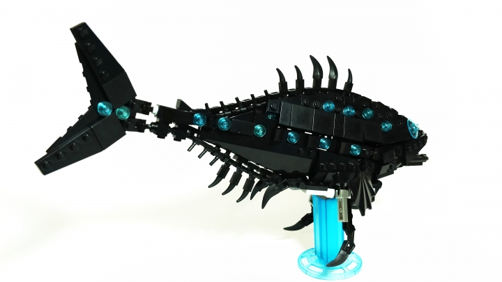 LEGO MOC - Fantastic Beasts And Who Dreams Of Them - Cryptopalus lustrum: В наши дни Cryptopalus lustrum является одним из самых распространённых видов пресноводных магических рыб. Несмотря на активные меры по регуляции распространения этих существ, их вторжение в местные экосистемы всё еще является проблемой в некоторых участках магического мира. Но не везде полуночник принёс собой разрушения. На востоке Австралии, например, местный вид магических двоякодышаших рыб Омпакс, до этого находившийся на грани исчезновения, приспособился к поеданию полуночников, прекрасно прижившихся в пересыхающих реках жаркого континента. <br />
Так же открытие слизи полуночников сыграло свою роль в развитии зельеварения, а изучение его способности к самовоскрешению сулит множество удивительных открытий в будущем! 