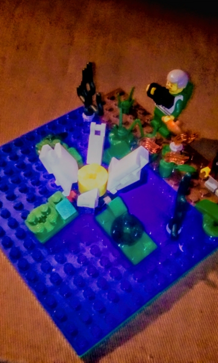LEGO MOC - 16x16: Botany - Кувшинка: Огонь постепенно перекинулся на кувшинку. Она испугалась и уплыла, девочка расплакалась, а отец даже и не заметил пожара, просто взял и ушёл. Больше кувшинку с тех пор так никто и не видел.<br />
<br />
                       Охраняйте природу, пользователи Brickera!<br />
<br />
<br />
        Если вам жалко кувшинку, проголосуйте за работу!<br />
