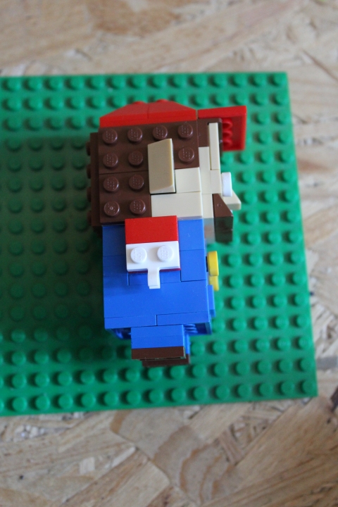 LEGO MOC - 16x16: Chibi - Марио: Вид сбоку.