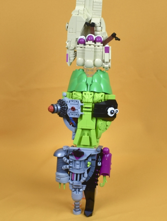 LEGO MOC - 16x16: Chibi - Больше - лучше!: По-началу, пришла идея найти нечто с большой головой изначально, но так как в других идеях были необходимы подручные или противники, то и им бы также пришлось делать крупные головы, чего все таки не хотелось. <br />
Инопланетяне в Лего, однако, уже другая тема, из их разнообразия выбрал межгалактических странников серии Alien Conquest, так как они сами по себе наиболее близки к соотношениям чиби. Салатовый я как то обошёл вниманием, деталей в нем нашлось мало, хотелось бы проработать голову получше, но в 7066 зелёный человечек был наполовину киборгом, что уже облегчило задачу. Мозг у него меньше чем у оригинала в силу особенностей детали и малочисленности выбора деталей схожего цвета. 