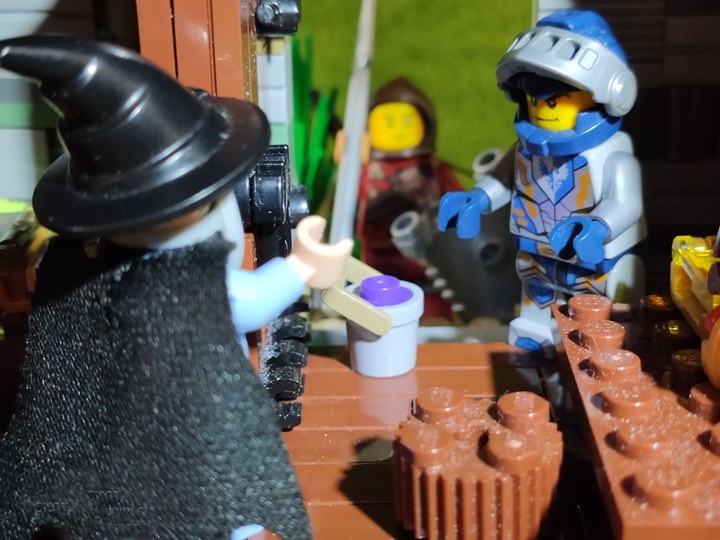 LEGO MOC - Младшая лига. Конкурс 'Средневековье'. - Зелье во спасение: Получилась вязкая жидкость ядовито-фиолетового цвета. Наполнив ею ведро, Мурлок отдал его рыцарю, дав необходимые наставления: лунной ночью налить зелье из этого ведра понемногу в каждый колодец города, и тогда вода снова заполнит колодцы.