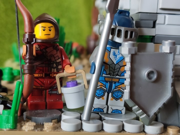 LEGO MOC - Младшая лига. Конкурс 'Средневековье'. - Зелье во спасение: Вдохновленный Изеофан со своим оруженосцем поблагодарили волшебника и поспешили домой спасать свой город.