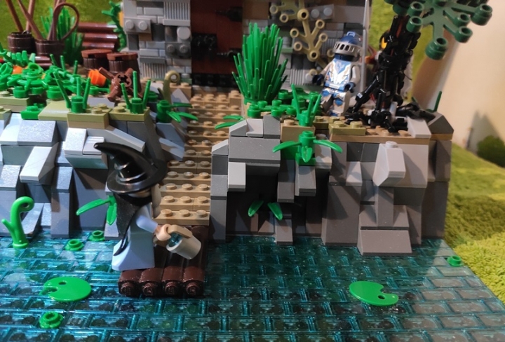 LEGO MOC - Младшая лига. Конкурс 'Средневековье'. - Зелье во спасение: Он обернулся и увидел, что к его дому подошел какой-то рыцарь со своим оруженосцем.<br />
Это оказался Изеофан Храбрый из города Сен-Келин. Злой колдун опустошил все колодцы его города, поэтому Изеофан пришел к Мурлоку за помощью.<br />
