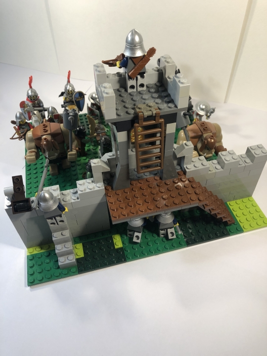 LEGO MOC - Младшая лига. Конкурс 'Средневековье'. - Штурм сторожевой башни: Вид башни сзади, пара караульных устремилась к двери, чтобы встретить наступающих.