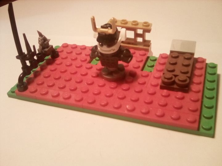 LEGO MOC - Младшая лига. Конкурс 'Средневековье'. - Средневековый дом.: Второй этаж с кроватью, манекеном и тестовым оружием.
