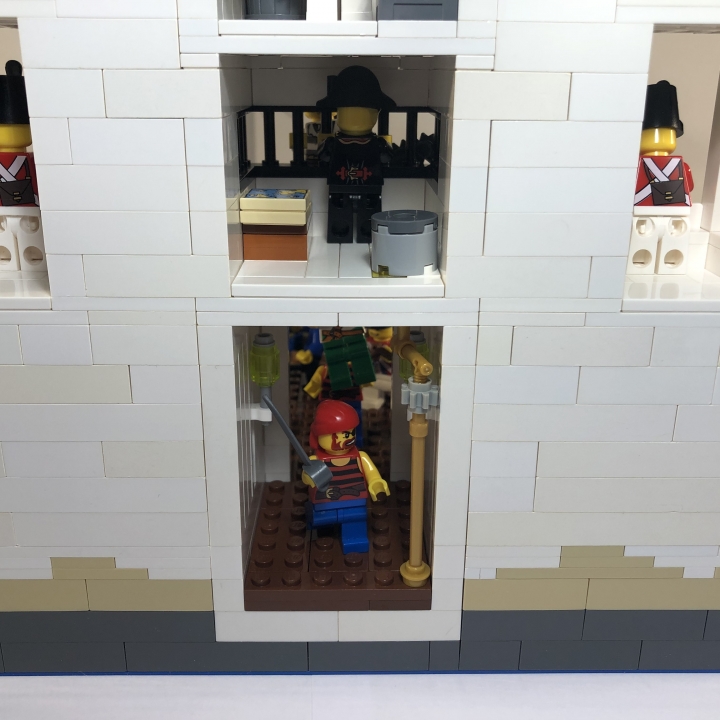 LEGO MOC - Младшая лига. Конкурс 'Средневековье'. - Освобождение главаря: Один из пиратов успел прошмыгнуть в башню форта.<br />
Его ждёт главарь банды.
