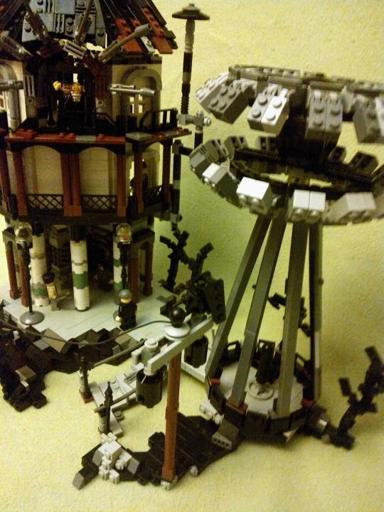 LEGO MOC - Because we can! - Wireless Electricity: Домик и башня расположены на возвышенности.