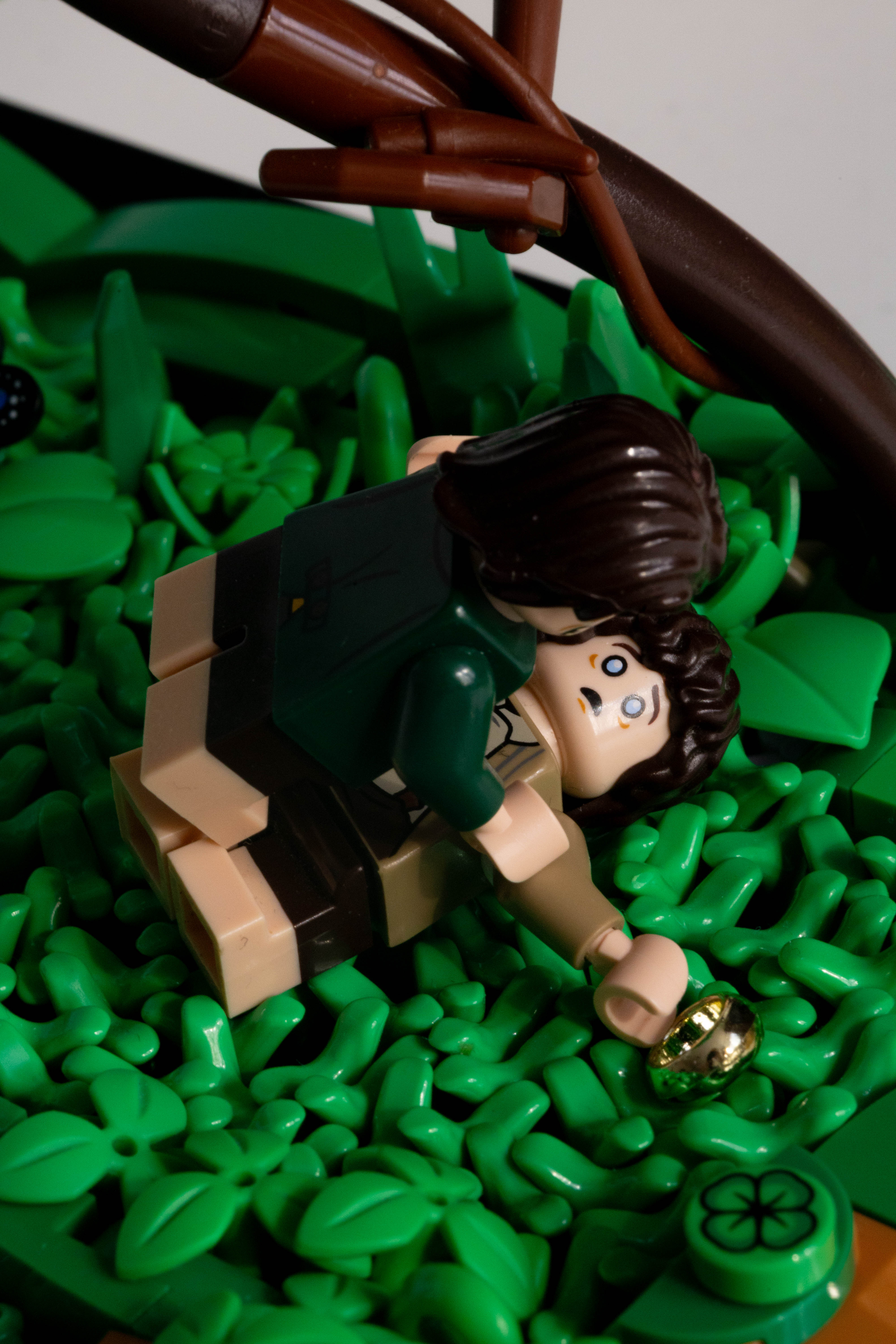 LEGO MOC - Лучшие друзья: Без преувеличения, данную работу я считаю для себя прорывной. Если посмотреть на предыдущие мои самоделки, растительность на земле я изображал при помощи листьев 32607 (как и на деревьях). Здесь же я решил оставить их только на кронах. Трава изображена по большей части при помощи стеблей (решил попробовать технику из своей старой диорамы по Интерстеллару в масштабе минифигурки). А для разнообразия я решил напихать по краям всевозможных зелёных деталей - от яичной скорлупы и клыков до мачете и флагов.