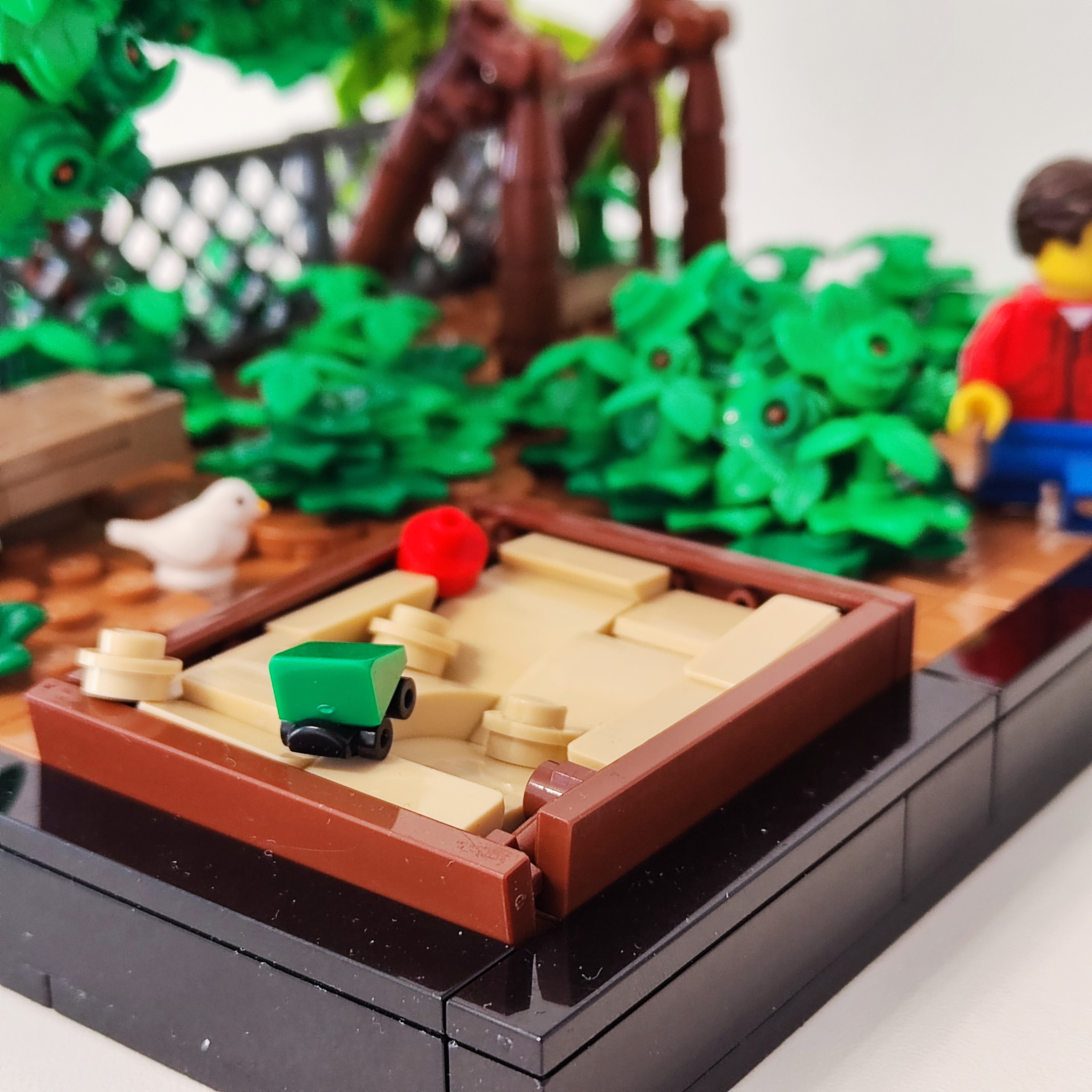 LEGO MOC - Детская Площадка: Расположение и окружение качели и скамейки почти точь-в-точь соответствуют прототипу. В реальности на месте песочницы стоят две старые горки. Однако, в композиционных целях я отказался от их добавления и заменил песочницей (в жизни расположена правее качели).