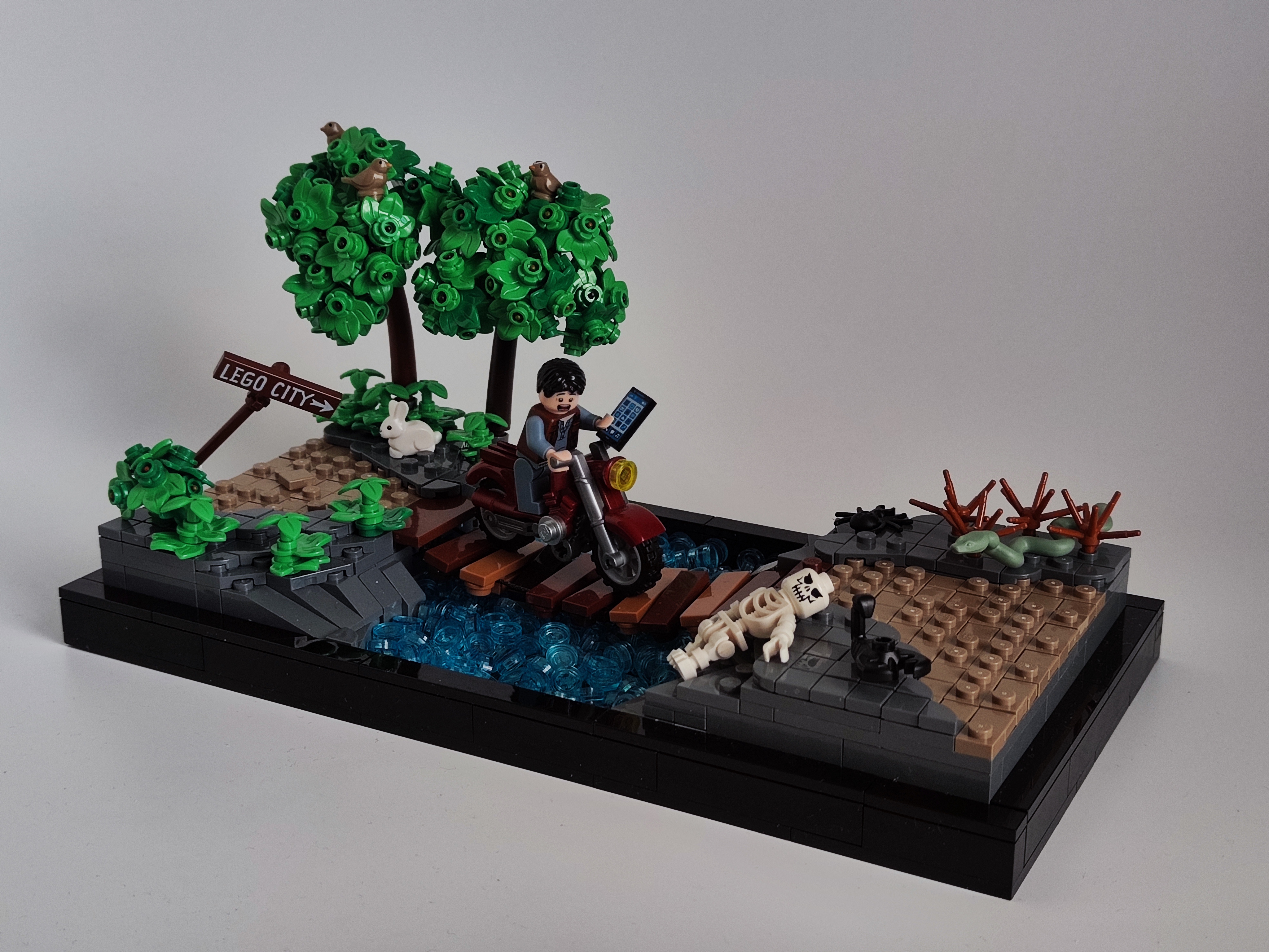 LEGO MOC - Никогда не доверяй навигатору!: Самоделка построена на четвёртый день ежегодного конкурса Vignweek 2025. Суть соревнования - целую неделю строить самоделки по заданным темам. Всего 6 этапов. 5 из них длятся ровно сутки, последний - 48 часов. Темой четвёртого этапа было дорожное путешествие.