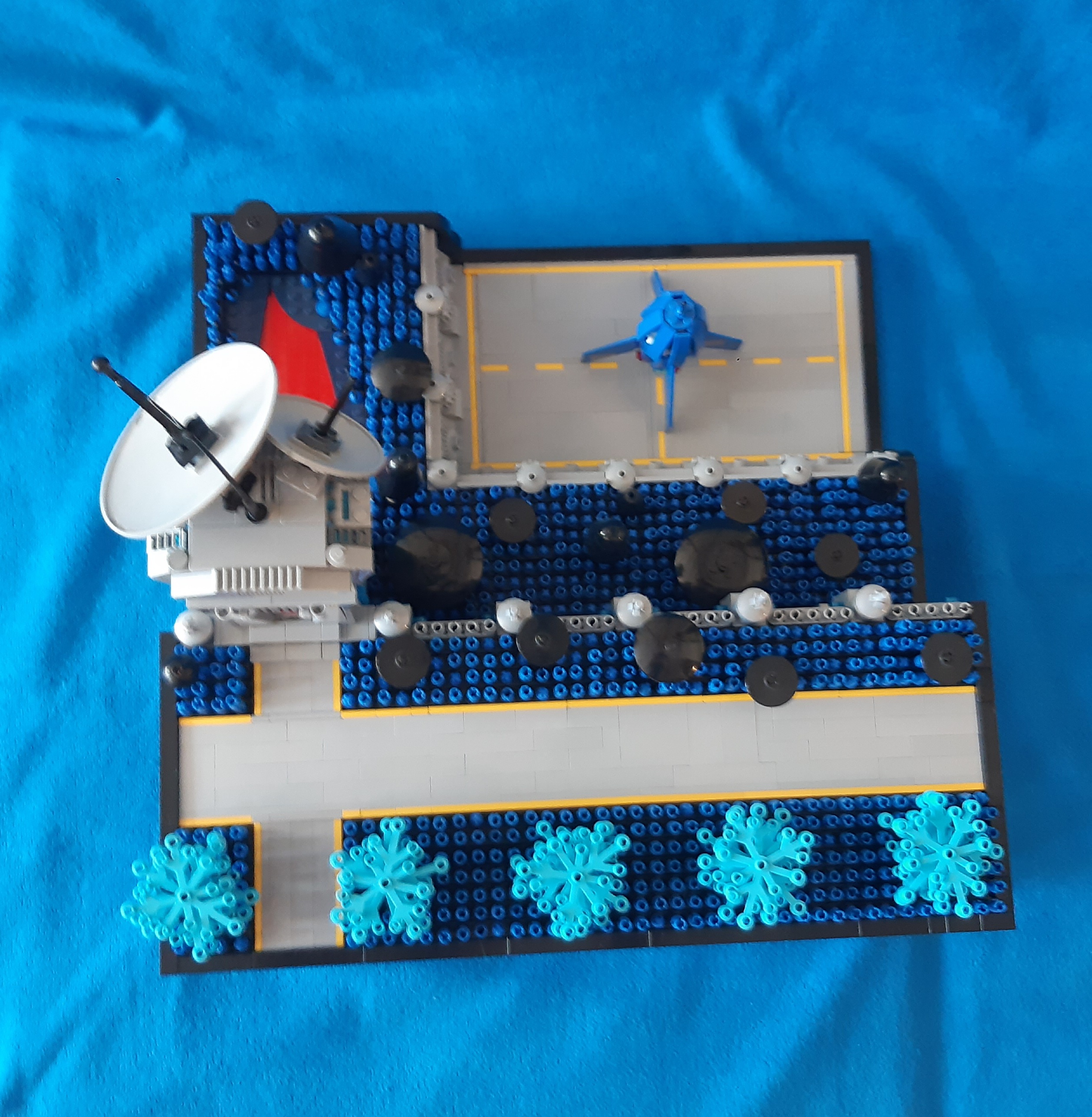LEGO MOC - База на неизвестной планете: Вид сверху, здесь лучше видны дорожки на вершине базы, проложенные людьми для быстрого передвижения