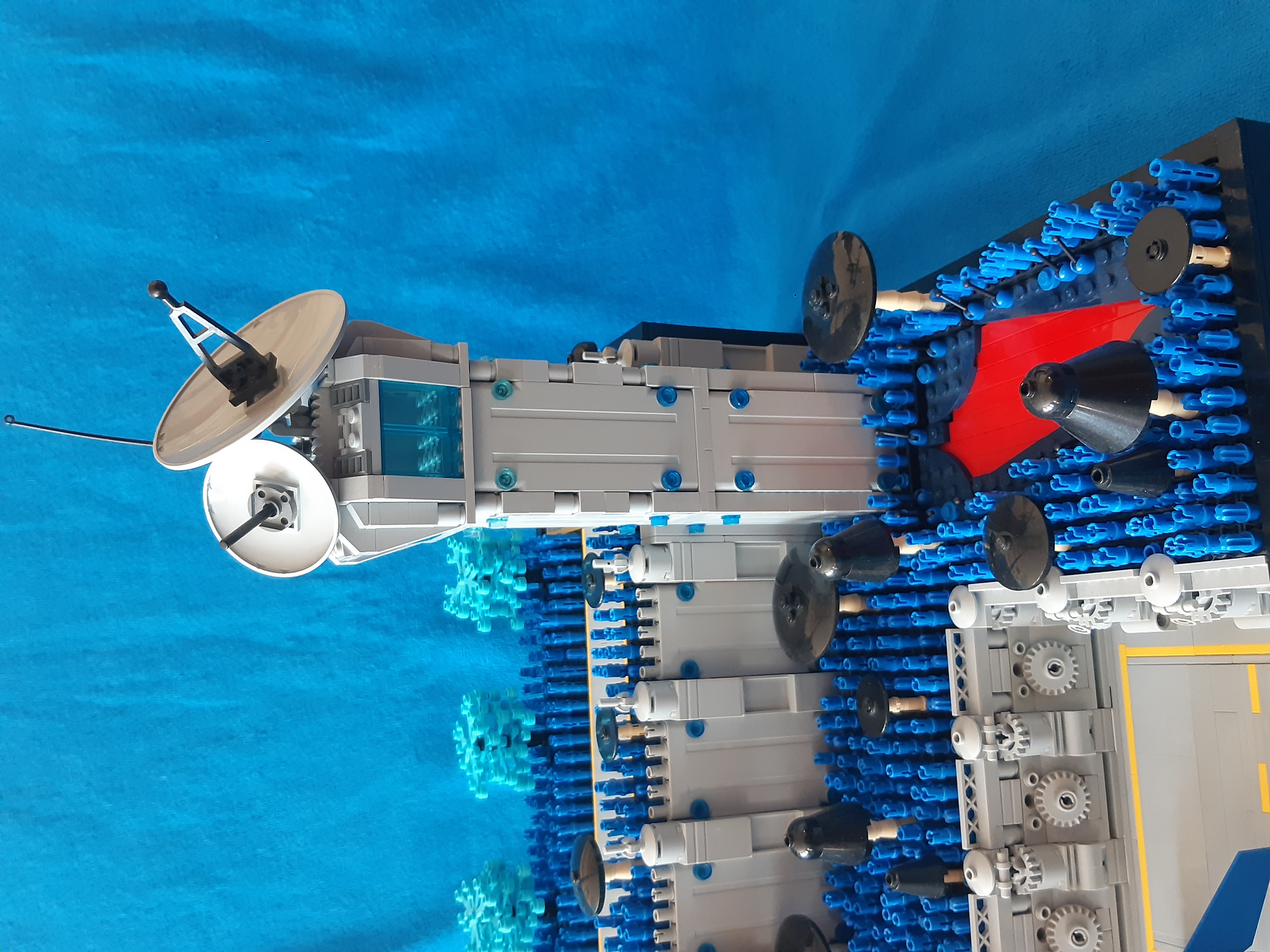 LEGO MOC - База на неизвестной планете: На этой фотографии лучше видно башню, управляющую полетами, и небольшой пруд с красной жидкостью - частое явление на этой планете
