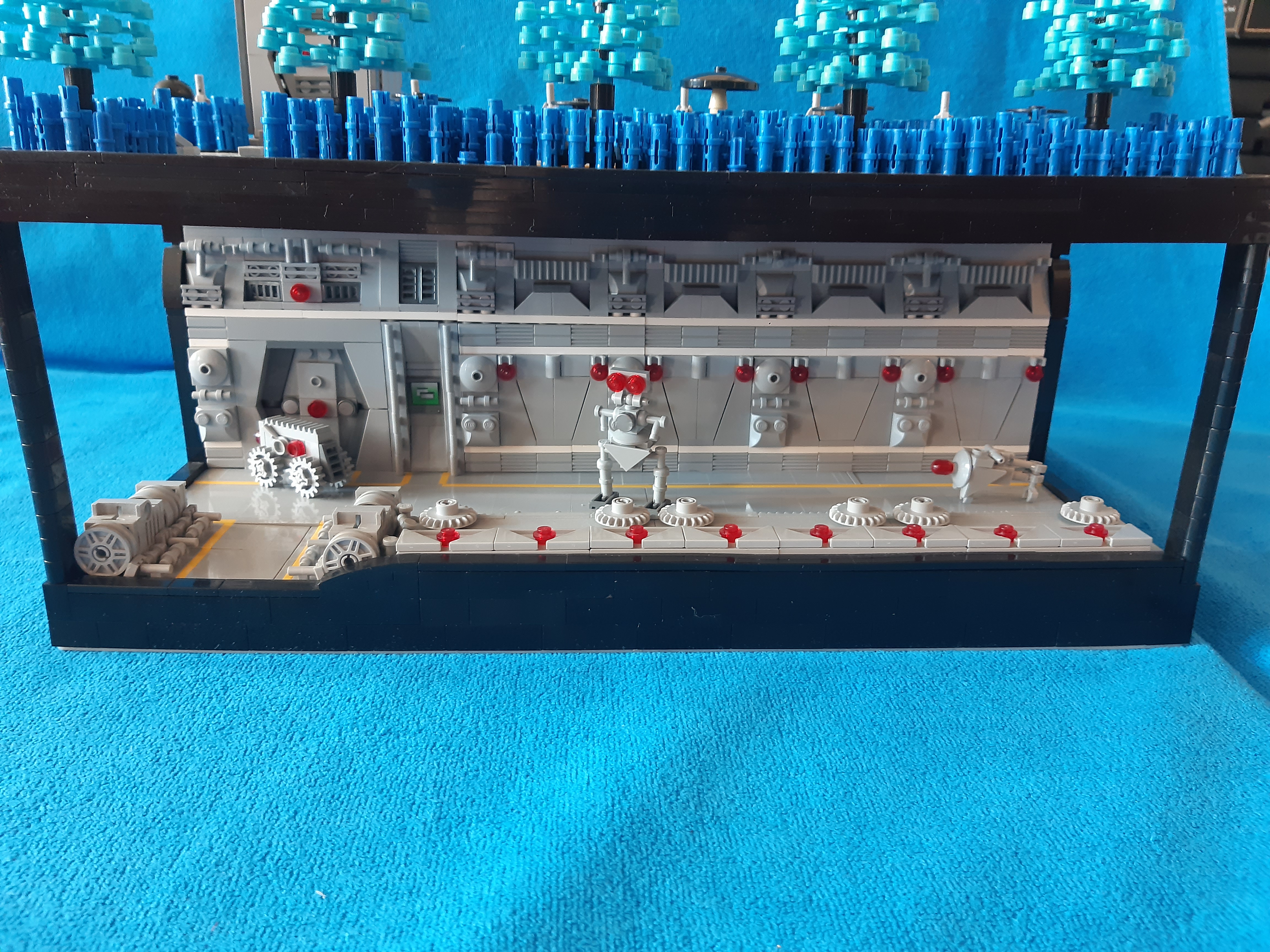 LEGO MOC - База на неизвестной планете: Внутри базы жизнь идет своим чередом - большую часть заданий выполняют роботы