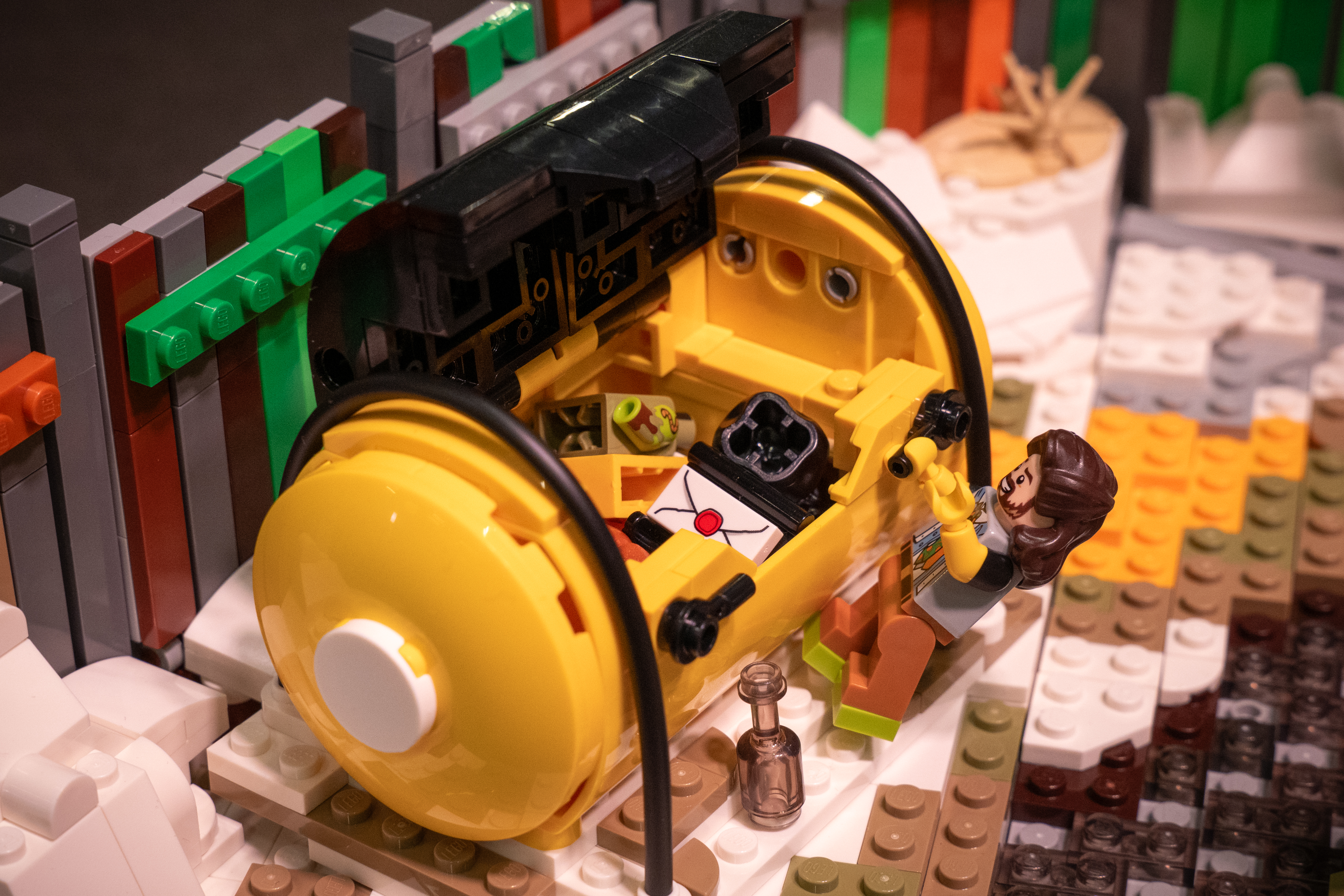 LEGO MOC - Disco Elysium: осмотр места происшествия: Обыск мусорного бака прошёл успешно: найдены одежда потерпевшего и журнал главного героя, который тот выбросил в ходе попойки. Во время её проведения он мноооого чего потерял...