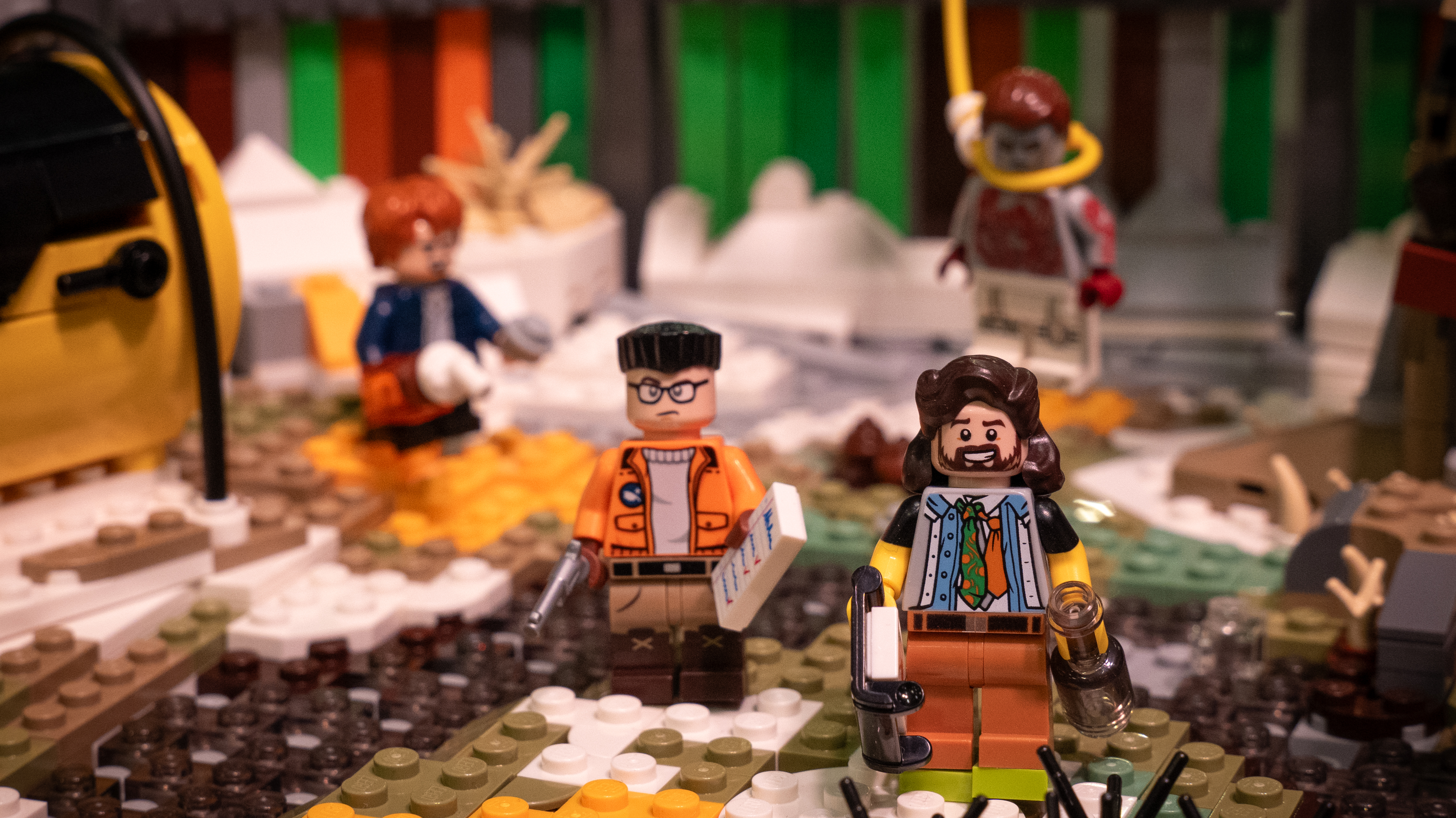 LEGO MOC - Disco Elysium: осмотр места происшествия: Главные герои: Гарри Дюбуа и его напарник лейтенант Ким Кицураги.