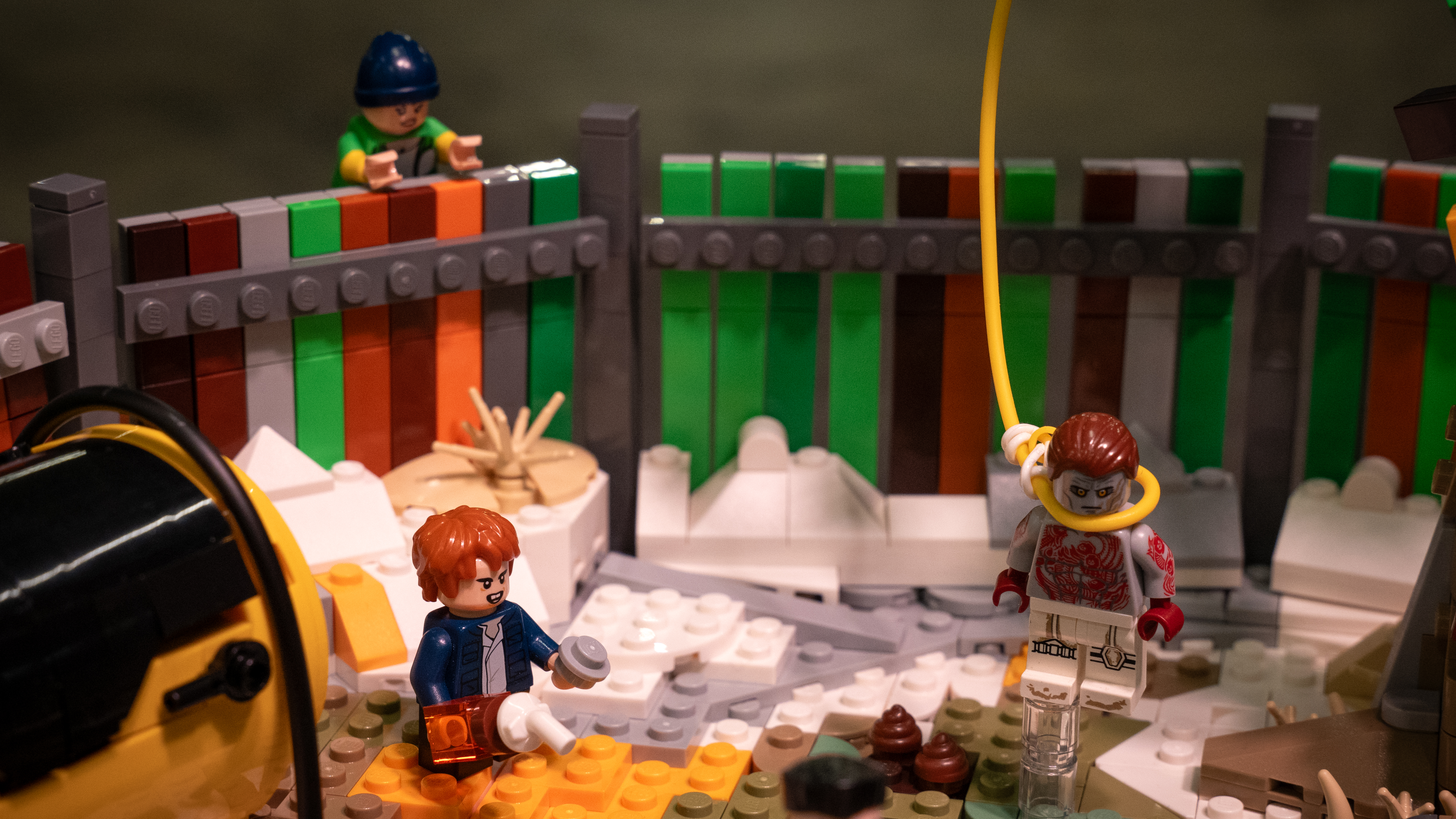 LEGO MOC - Disco Elysium: осмотр места происшествия: Постоянно матерящиеся трудные подростки (слева) и подвешенная на грузовом ремне жертва происшествия (справа).